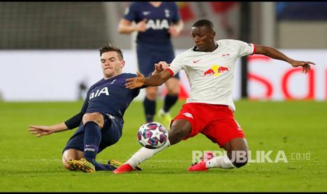 Giovani Lo Celso (kiri) berebut bola dengan  Amadou Haidara (kanan) pada laga leg kedua perdelapan Final Liga Champions antara RB Leipzig melawan Tottenham Hotspur di Red Bull Arena, Leipzig, Jerman, Rabu (11/3) dini hari.(Matthew Childs/Action Images via Reuters)