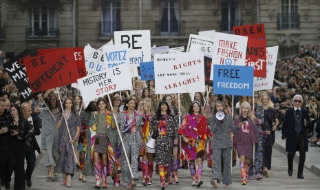 Pada Paris Fashion Week, Chanel menampilkan koleksinya dalam panggung yang disulap bak aksi unjuk rasa di jalanan.