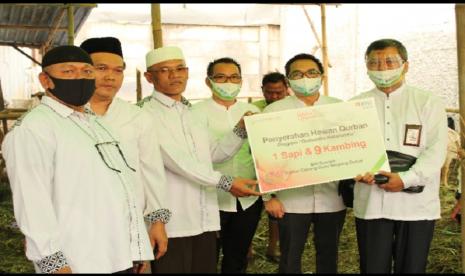 Pada pelaksanaan Qurbanku Hasanahku 1441 H BNI Syariah Kantor Cabang Bumi Serpong Damai telah terkumpul hewan qurban sebanyak 1 ekor sapi dan 9 ekor kambing yang disalurkan melalui Masjid An-Nur An-Nabawi Ciater dan diserahkan langsung oleh Bapak Nurcahyo Dwi Artianto selaku Pemimpin Cabang didampingi Bapak Januar Muharam selaku pemimpin bidang bisnis dan Bapak Achmad Chotib selaku Pemimpin Bidang Operasional.