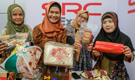 Pada pelaku UKM penerima manfaat program pemberdayaan ekonomi 'Sampoerna Untuk Indonesia' yang berpartisipasi di SRC Expo pada 10 November 2018.