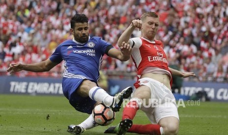 Diego Costa (kiri) dan  Per Mertesacker (kanan).