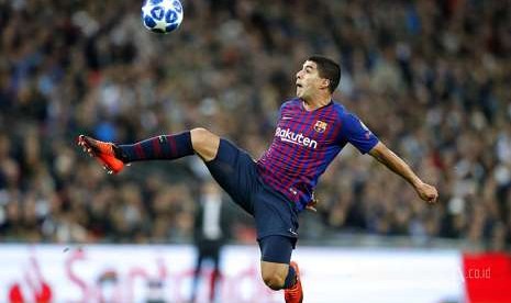 Luis Suarez terbang menahan bola pada pertandingan Grup B Liga Champions antara Tottenham Hotspurs melawan Barcelona FC di Stadion Wembley, London, Kamis (4/10) dini hari.