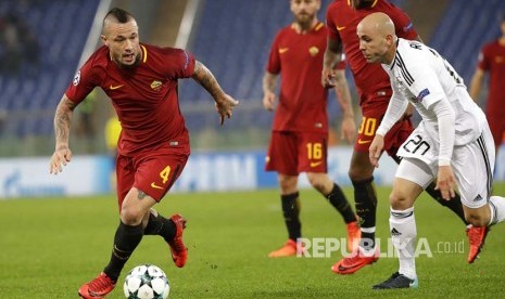 Gelandang serang Radja Nainggolan, dibayangi pemain Qarabag pada pertandingan Grup C Liga Champions Eropa di Stadio Olimpico, Roma, Itali.