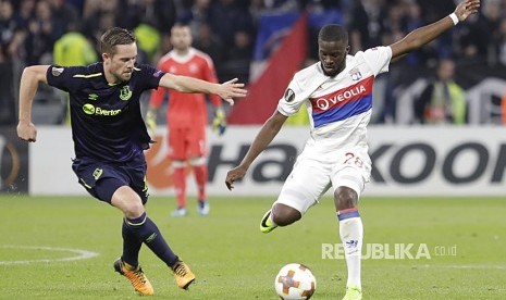 Pemain Everton Gylfi Sigurdsso (kiri) membayangi pemain Lyon Tanguy Ndombele (kanan) pada pertandingan Grup E Liga Erupa di Stadion Lyon, Perancis, Jumat (3/11) dini hari