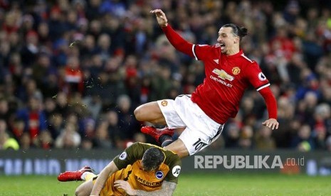 Shane Duffy beradu fisik dengan Zlatan Ibrahimovic pada pertandingan Liga Primer Inggris antara Manchester United melawan Brighton di Stadion Old Trafford, Manchester, Sabtu (25/11) malam.