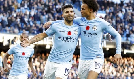 Sergio Aguero dan Leroy Sane merayakan gol ke 2 City pada pertandingan Liga Primer Inggris di Etihad Stadium, Manchester, Ahad (5/11).