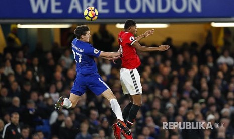 Andreas Christensen (kiri) dan Marcus Rashford (kanan bertarung di udara  pada pertandingan Liga Primer Inggris di Stamford Bridge,London, Senin (6/11) dinihari.