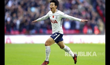 Selebrasi Son Heung-Min setelah mencetak gol ke gawang Crystal Palace yang menjadi penentu kemenangan pada pertandingan Liga Primer Inggris di Wembley Stadium London, Ahad (5/11).