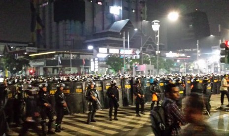 Pada pukul 00.30 WIB, kepolisian mulai memukul mundur peserta aksi yang masih berada di sekitar kantor Bawaslu. Massa aksi dipukul mundur ke arah Pasar Tanah Abang, Rabu (22/5).