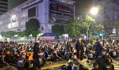 Pada pukul 00.30 WIB, kepolisian mulai memukul mundur peserta aksi yang masih berada di sekitar kantor Bawaslu. Massa aksi dipukul mundur ke arah Pasar Tanah Abang, Rabu (22/5).