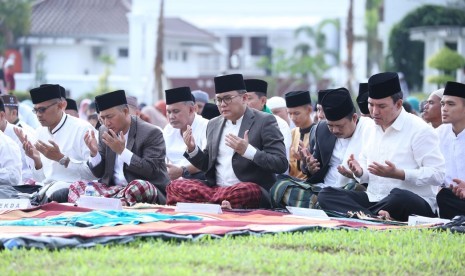 Pada Rabu (5/6) H Dodi Reza Alex Noerdin bersama unsur muspida dan Pemkab Muba dan keluarga mengikuti Shalat Idul Fitri 1 Syawal 1440 H /2019 M bertempat di Halaman Rumah Dinas Bupati Muba.