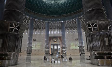 Pada Ramadhan tahun ini masjid Istiqlal melaksanakan shalat tarawih dengan membatasi jumlah kapasitas jamaah hanya untuk 2.000 orang.