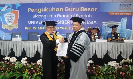 Pada saat pengukuhannya sebagai profesor di bidang Ekonomi Syariah, Prof. Dr. Muhammad Yusuf, memberikan orasi ilmiahnya yang berlangsung di Aula Cyber University, Jl. TB Simatupang No.6, RT.7/RW.5, Tanjung Barat, Kec. Jagakarsa, Kota Jakarta Selatan pada Senin (26/2).