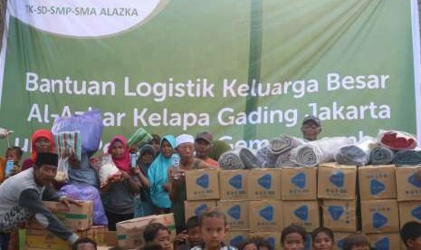 Pada Sabtu (1/9)  Perguruan Islam Al-Azhar Kelapa Gading telah menyalurkan bantuan berupa paket logistik makanan seperti biskuit, beras, minyak goreng, gula pasir, air mineral, tikar dan selimut kepada 160 KK di Lombok, tepatnya di RT 01 dan RT 02 Dusun Tanjung, Desa Dadap, Kecamatan Sambelia, Lombok Timur. 