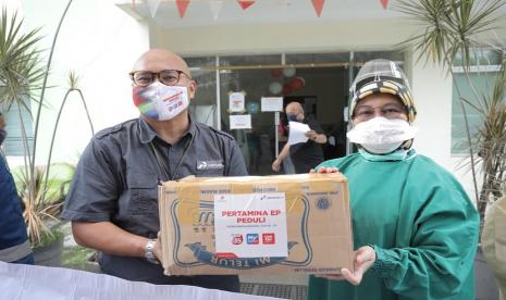 Pada Selasa (21/4), Pertamina EP menyerahkan bantuan kepada PT Pertamina Bina Medika IHC. Bantuan yang diberikan berupa Set APD, hand sanitizer, masker medis, dan cairan disinfektan.