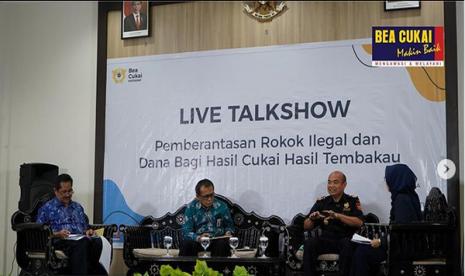 Pada Selasa (4/8), Bea Cukai Mataram bersama dengan Kantor Wilayah Ditjen Perbendaharaan Provinsi NTB, dan Badan Pengelolaan Pendapatan Provinsi NTB hadir dalam live talkshow di Lombok TV yang membahas pemberantasan rokok ilegal dan pemanfaatan dana bagi hasil cukai hasil tembakau (DBHCHT).