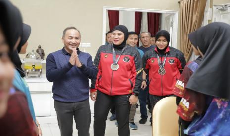 Pada Selasa (9/8/2022) malam Pj Bupati Muba, Apriyadi, bersama Ketua Pengkab IPSI Muba M Thabrani Rizki, dan pelatih pencak silat internasional Abas Akbar menjamu puluhan atlet silat asal Muba.