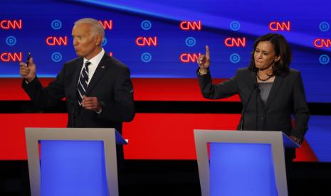  Pada tanggal 31 Juli 2019 ini, file foto, calon presiden dari Partai Demokrat saat itu Senator Kamala Harris, D-Calif., Dan calon presiden dari Partai Demokrat, mantan Wakil Presiden Joe Biden berpartisipasi dalam debat kedua dari dua pemilihan pendahuluan dari Partai Demokrat di Fox Theater di Detroit . Biden telah memilih Harris sebagai pasangannya.