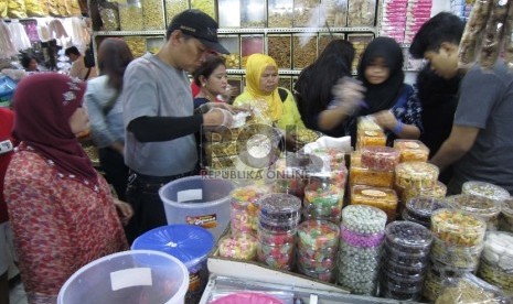  Padat Pengunjung: Mendekati Lebaran suasana Pasar Kosambi Kota Bandung, blok penjualan kue dan berbagai makanan, dipadati pengunjung, Selasa (14/7). 