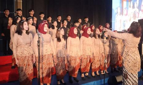 Paduan suara mahasiswa (PSM) Universitas Nusa Mandiri (UNM) Nusa Mandiri Your Choir (YC) meriahkan prosesi wisuda ke-34 Kampus Digital Bisnis Universitas Nusa Mandiri (UNM).