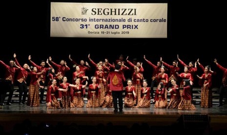 Paduan Suara Mahasiswa (PSM) Voca Erudita Universitas Sebelas Maret (UNS) Solo saat mengikuti kompetisi paduan suara internasional 58th Seghizzi International Choral Singing Competition di Gorizia, Italia, pada 19-22 Juli 2019. PSM Voca Erudita meraih empat penghargaan di kompetisi tersebut.