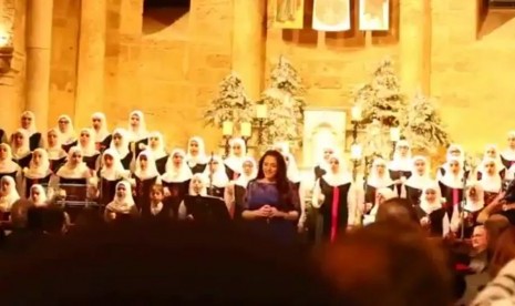 Apa yang Biasanya Muslim Dunia Lakukan Saat Natal? Foto ilustrasi paduan suara para muslimah dari Imam Sadr Foundation yang mengisi perayaan natal di gereja Lebanon.