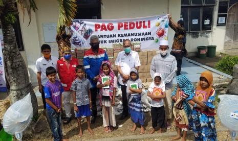 PAG menyerahkan bantuan kemanusiaan kepada Imigran Rohingya di lokasi Penampungan Pengungsi Rohingya, Blang Mangat, Lhokseumawe, Rabu (8/7).