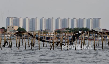 Pagar laut terlihat di perairan Pantai Tanjung Pasir, Kabupaten Tangerang, Banten, Jumat (10/1/2024).