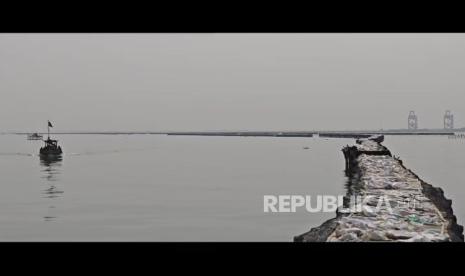 Pagar laut di perairan Pulau Cangkir, Kronjo, Kabupaten Tangerang.