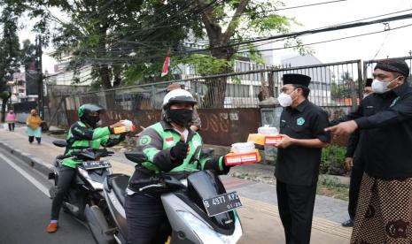 Pagar Nusa melakukan aksi berbagi takjil dan paket makanan berbuka puasa.