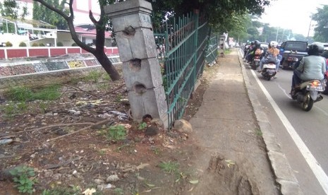 Pagar-pagar pembatas taman yang terdapat di sepanjang jalan Raya Bogor, Ciracas, Jakarta Timur kondisinya rusak. 