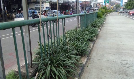 Pagar pembatas busway di Jalan Otista, Kampung Melayu, Jakarta Timur Kondisinya rusak.