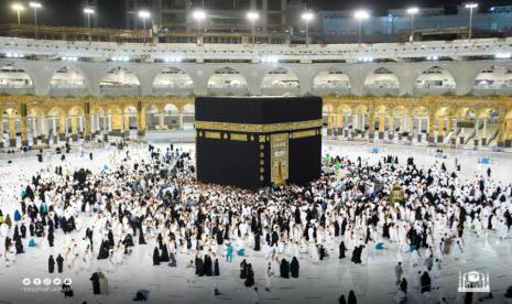   Presiden Senegal Lakukan Umroh Setelah Kunjungi Masjid Nabawi. Foto ilustrasi: Pagar penghalang yang ditempatkan di sekitar Kabah selama pandemi Covid-19 telah dicabut oleh otoritas Saudi. Langkah itu dilakukan menyusul kedatangan umat Muslim, yang berbondong-bondong ke Makkah untuk melakukan umroh, Kamis (4/8/2022).