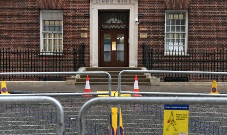 Pagar untuk media sudah dipersiapkan di luar Lindo Wing di RS St Mary, London, (9/4), sebagai persiapan menyambut masa persalinan Kate Middleton. 