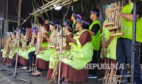 Pagelaran angklung di Festival Amakal 2018 di Tribu Wakuarory, Pulau Mare, Kepulauan Loyaute, 40 menit perjalanan dengan pesawat dari ibukota New Caledonia.