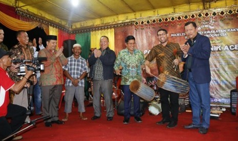  Pagelaran seni budaya di Lapangan Jenderal Ahmad Yani Taman Kota Kutacane menampil seni budaya dari berbagai etnik.