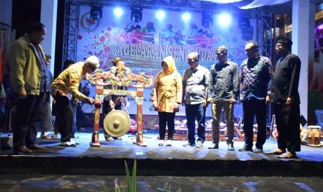 Pagelaran Seni Budaya Nasional dalam rangka Sosialisasi Empat Pilar MPR di Pantai Barat Kawasan Wisata Pangandaran, Kabupaten Pangandaran, Jawa Barat, Ahad malam (4/8).  