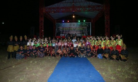 Pagelaran Seni Budaya Nusantara di Kecamatan Wonomulyo, Kabupaten Polewali Mandar (Polman), Sulawesi Barat, Sabtu malam (18/11).