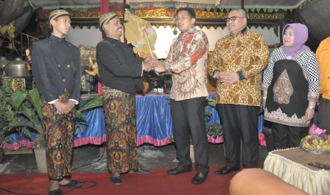  Pagelaran seni budaya wayang di Desa Bantengan ini diawali dengan penyerahan tokoh wayang, Semar, oleh anggota MPR Bowo Sidik didampingi oleh Irgan Chairul Mahfiz, Siti Fauziah, dan H. Sutomo kepada dalang Ki Joko Sunarno.