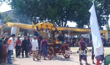 Pagelaran seni kolosal dalam pembukaan Festival Keraton Nusantara  (FKN) XI yang digelar di Alun-alun Kasepuhan, Kota Cirebon, Sabtu (16/9).