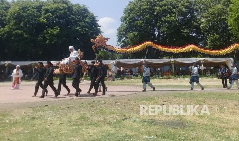 Pagelaran seni kolosal dalam pembukaan Festival Keraton Nusantara  (FKN) XI yang digelar di Alun-alun Kasepuhan, Kota Cirebon, Sabtu (16/9).