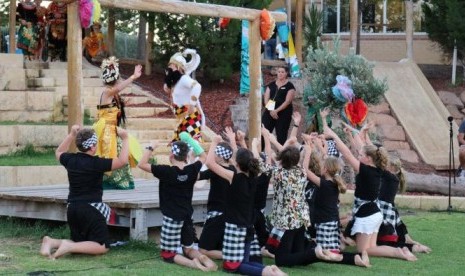 Pagelaran Tari Kecak oleh murid-murid SD Peter Moyes di Perth, Australia.