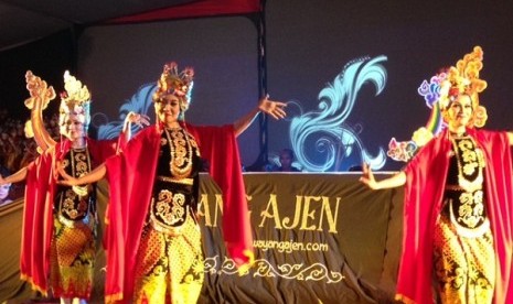 Pagelaran wayang ajen, Monas