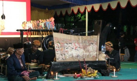 Pagelaran wayang beber di lapangan Desa Gabugan, Kecamatan Tanon, Kabupaten Sragen, Jawa Tengah, Sabtu malam (20/8).