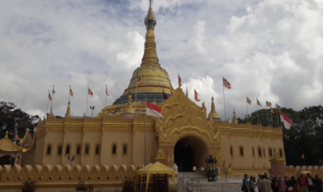  Pagoda Emas, salah satu sudut favorit Taman Alam Lumbini yang ada  di Kabupaten Karo, Sumatra Utara.