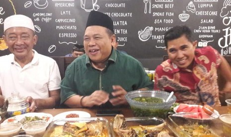 Paguyuban Demak Bintoro Nusantara membahas program-program kerja saat buka puasa bersama belum lama ini.