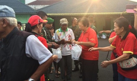 Paguyuban Tionghoa Tasikmalaya (PPT) membagikan paket untuk berbuka puasa dan Lebaran kepada warga kurang mampu di halaman Kodim 0612/Tasikmalaya, Selasa (28/5).