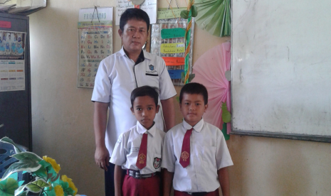 Pahlawan Tanpa Tanda Jasa. Guru Tris salah satu penerima manfaat program Sekolah Literasi Indonesia yang digagas Dompet Dhuafa Pendidikan.