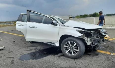 Pajero Sport yang diduga ditumpangi Vanessa Angle mengalami kecelakaan di Tol Jombang, Jawa Timur, Kamis (4/11).