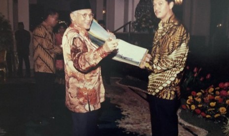 Pak Habibie ikhlas melelang kamera kesayangan untuk membantu Aceh. Kamera itu menjadi hak pemilik yang menawarkan harga tertinggi. Pendiri Artha Graha Peduli (AGP) Pak Tomy Winata yang mengikuti lelang di Istana Negara kala itu memutuskan mengajukan angka tertinggi agar kamera itu tetap berada di Indonesia